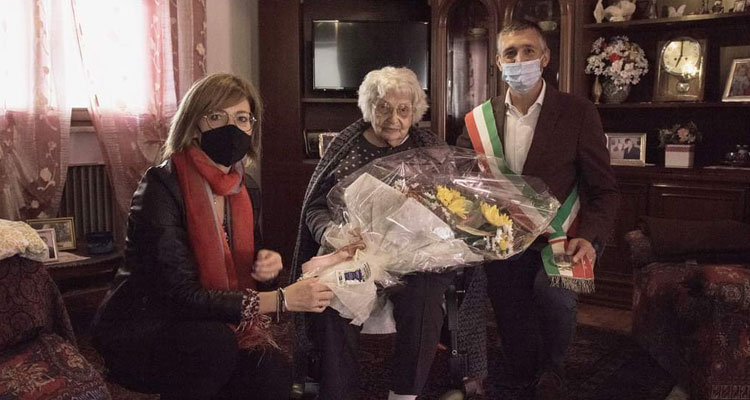 Anziani : servizio pasti, telesoccorso, auguri 100, panettoni